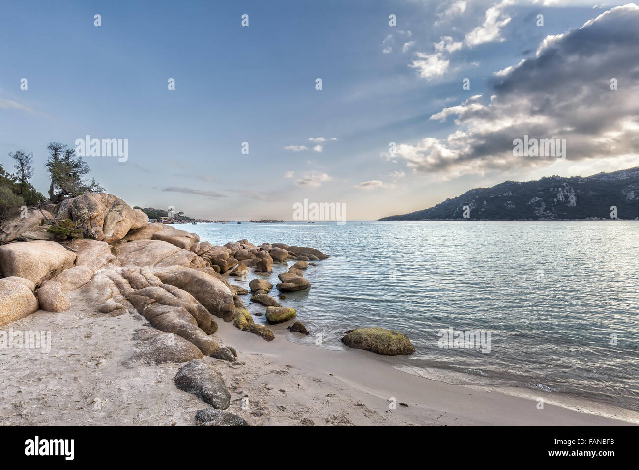 Les Roches et rochers dans une mer turquoise translucide et bleu ciel à la plage de Santa Giulia en Corse Banque D'Images