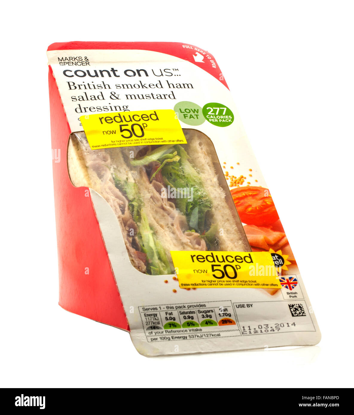 Sandwich à la salade de jambon fumé réduit de Marks et Spencer sur fond blanc Banque D'Images