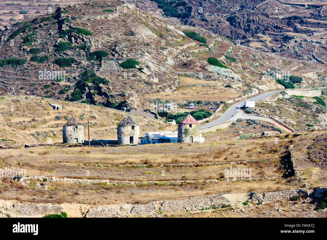 Trois moulins à vent abandonnés sur l'île de Folegandros, Grèce Banque D'Images