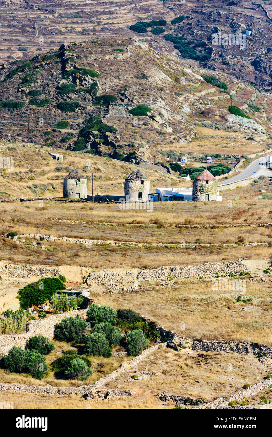 Trois moulins à vent abandonnés sur l'île de Folegandros, Grèce Banque D'Images