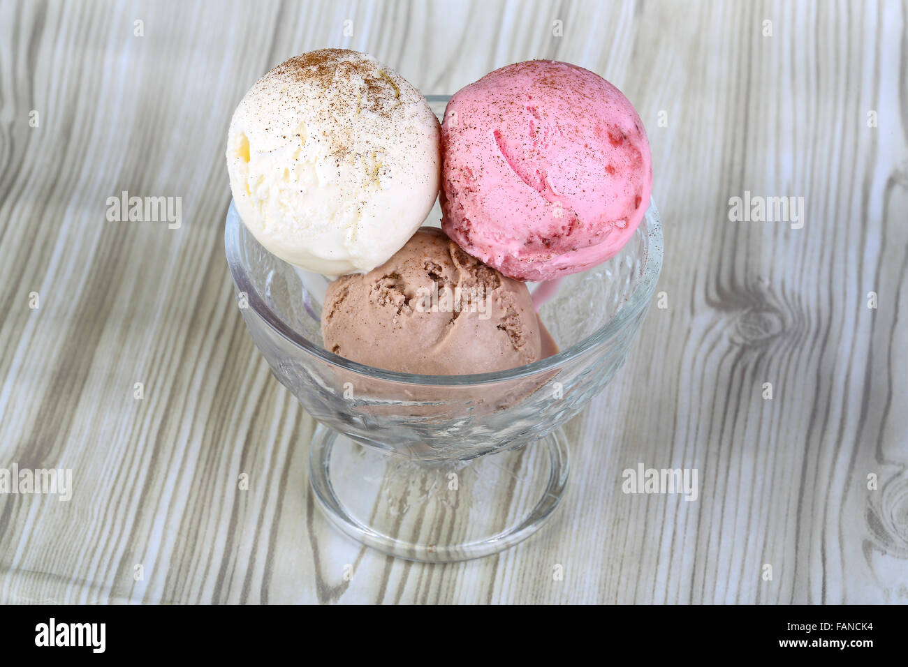 La crème glacée avec des boules de différentes couleurs dans le verre Photo Stock Alamy