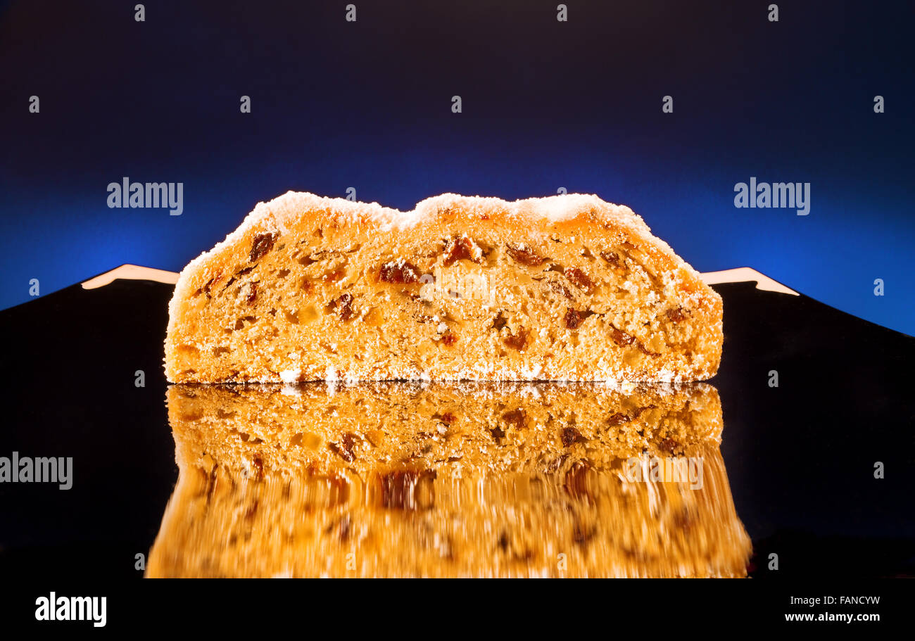 Dresdner Stollen Weihnachtsstollen original de boulangerie ou Christstollen, un gâteau aux fruits avec du sucre en poudre, les noix, les raisins secs, confit Banque D'Images