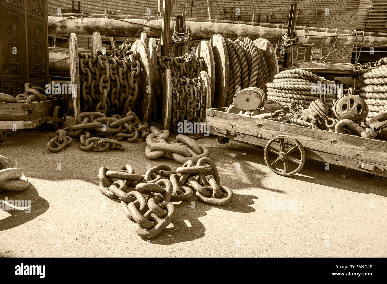 Vieux cordages et des chaînes dans le dock yard de Brunel's SS Great Britain historique à Bristol Banque D'Images