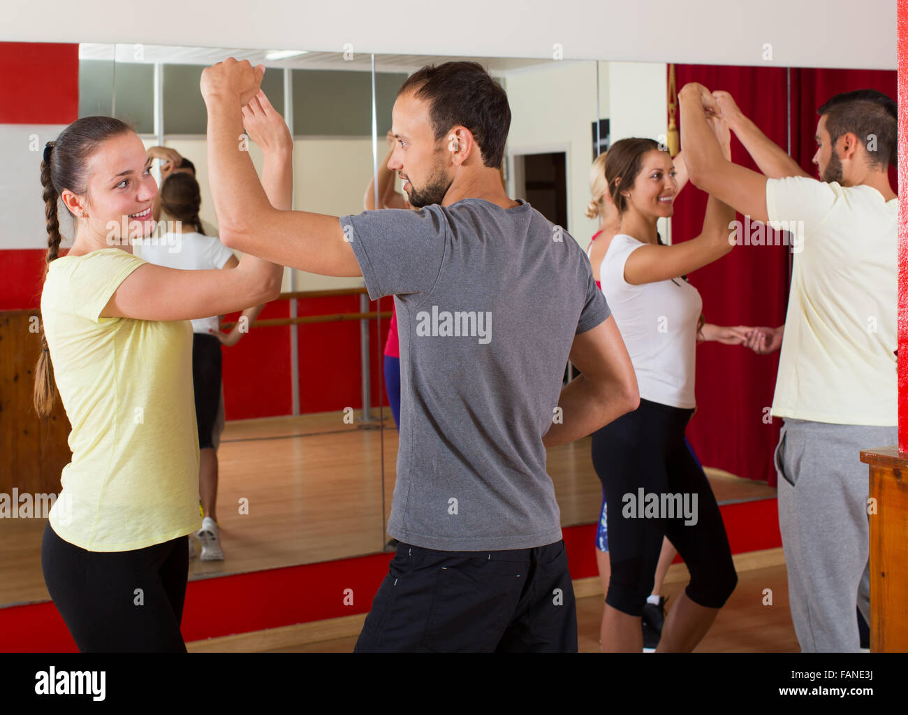 Smiling adultes danse bachata ensemble au studio de danse Banque D'Images