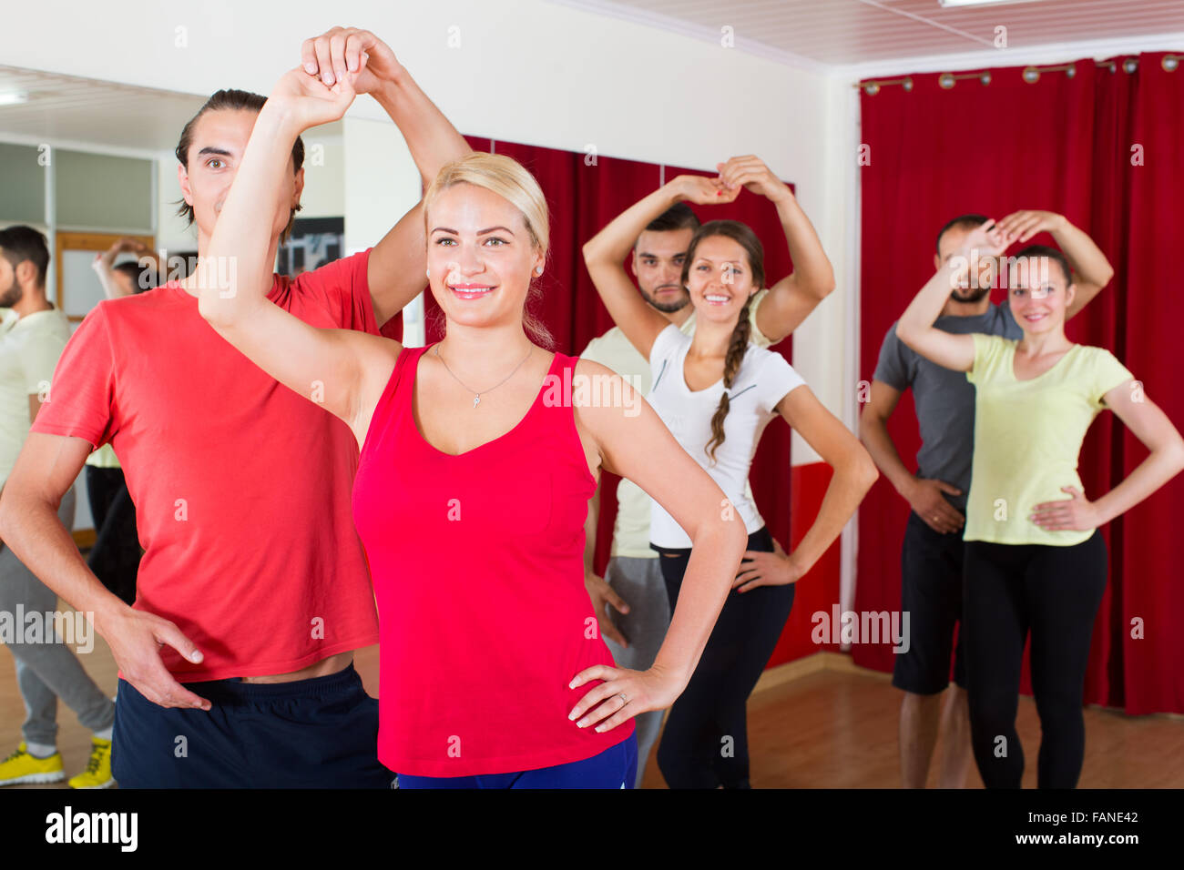 Smiling adultes danse une bachata ensemble au studio de danse Banque D'Images