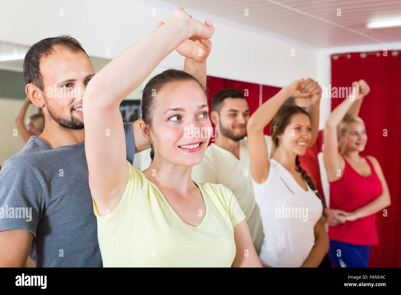 Smiling adultes danse le bachata ensemble au studio de danse Banque D'Images