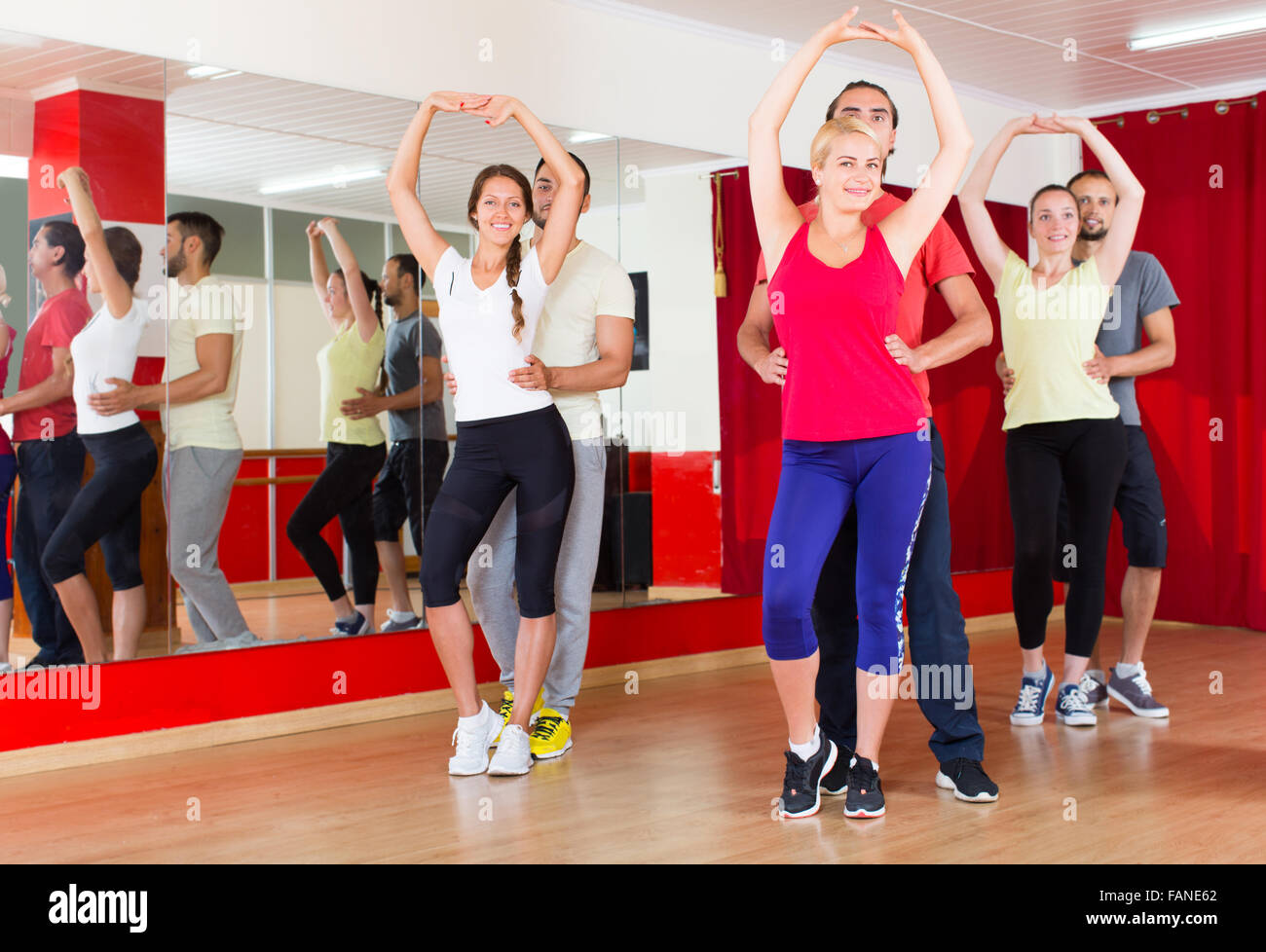 Les jeunes gens positifs Latino danse dance Banque D'Images