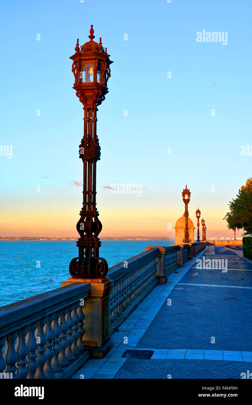 Cadix espagne mur de la ville et le coucher du soleil Ciel bleu marin Banque D'Images