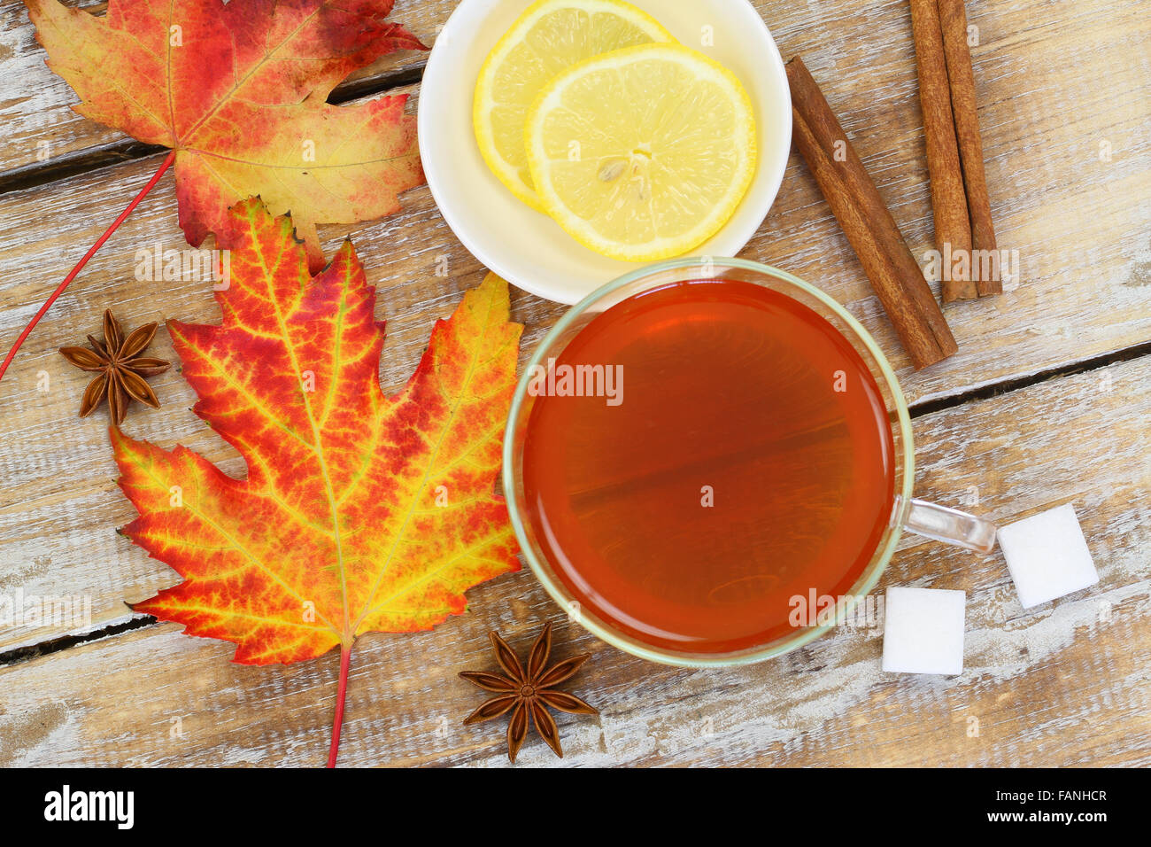 Thé, feuille d'automne, le citron, l'anis étoilé et la cannelle Banque D'Images