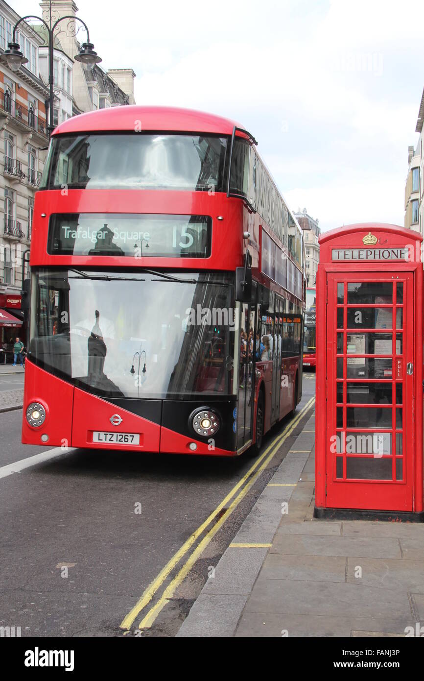 Londres ROUGE NOUVEAU ROUTEMASTER FORT AVEC LA PHONEBOX ROUGE Banque D'Images