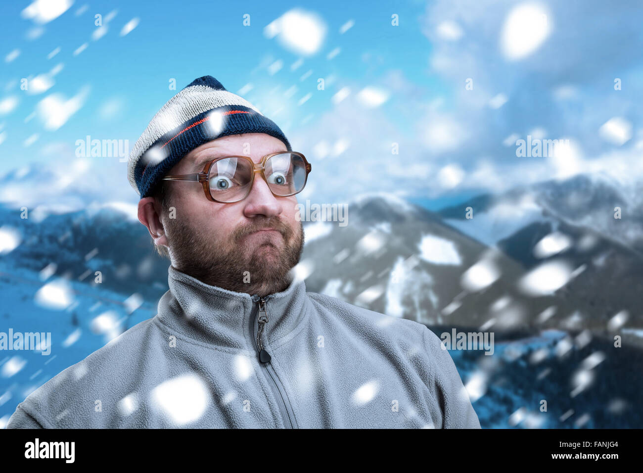 L'homme en hiver montagne Banque D'Images