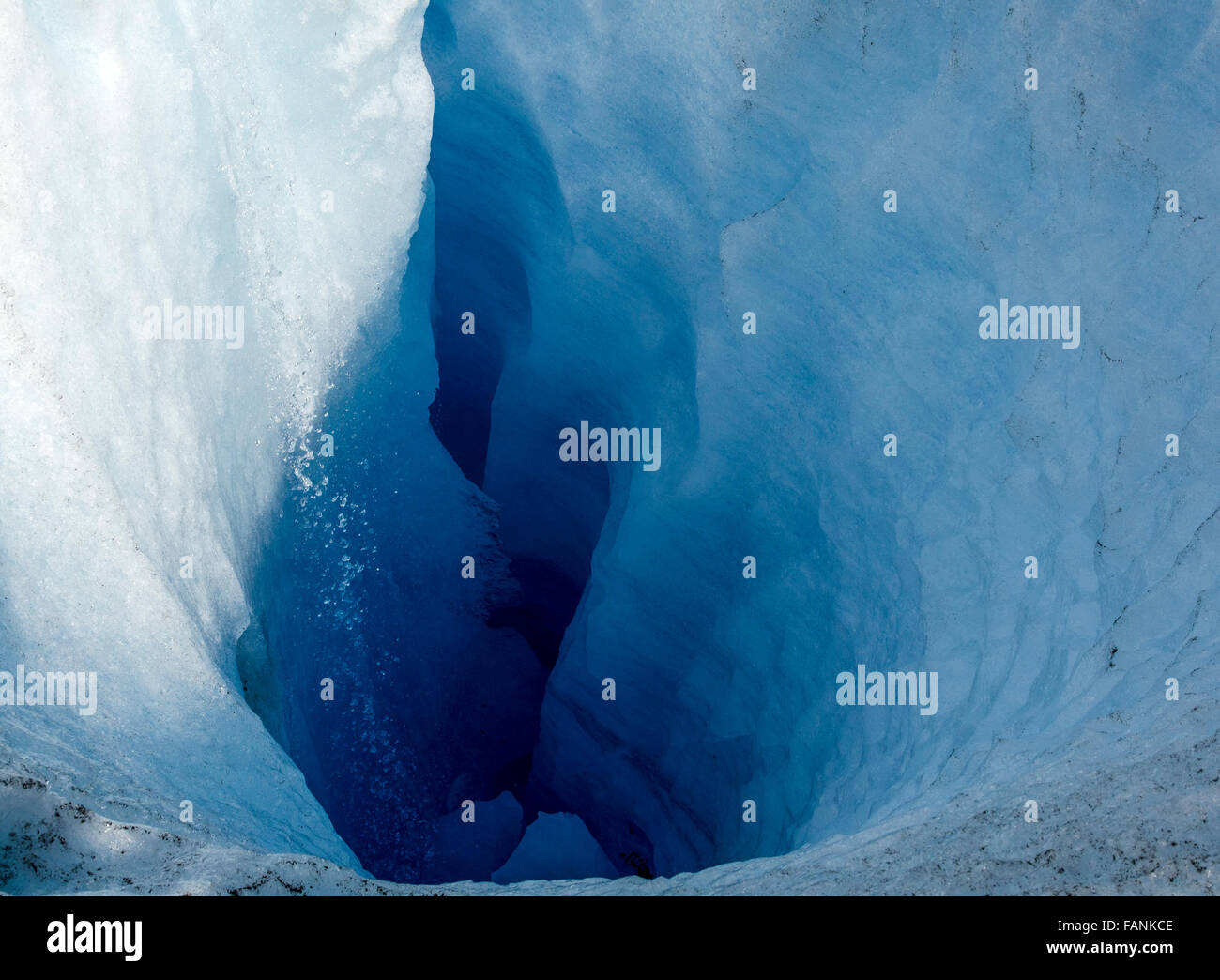 Trou de glace  sur glacier avec jets d'eau du parc national Perito Moreno, Patagonie, Argentine, Amérique du Sud Banque D'Images