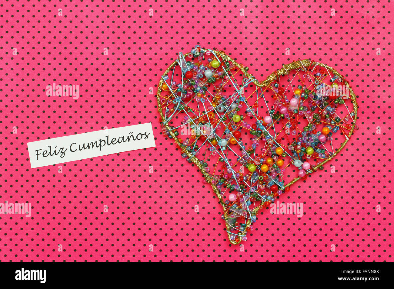 Feliz Cumpleanos Joyeux Anniversaire En Espagnol Carte Avec Coeur En Perles Colorees Sur Dotty Surface Rose Photo Stock Alamy Feliz Cumpleanos Joyeux Anniversaire En Espagnol Carte Avec Coeur En Perles Colorees Sur Dotty Surface Rose Photo Stock Alamy