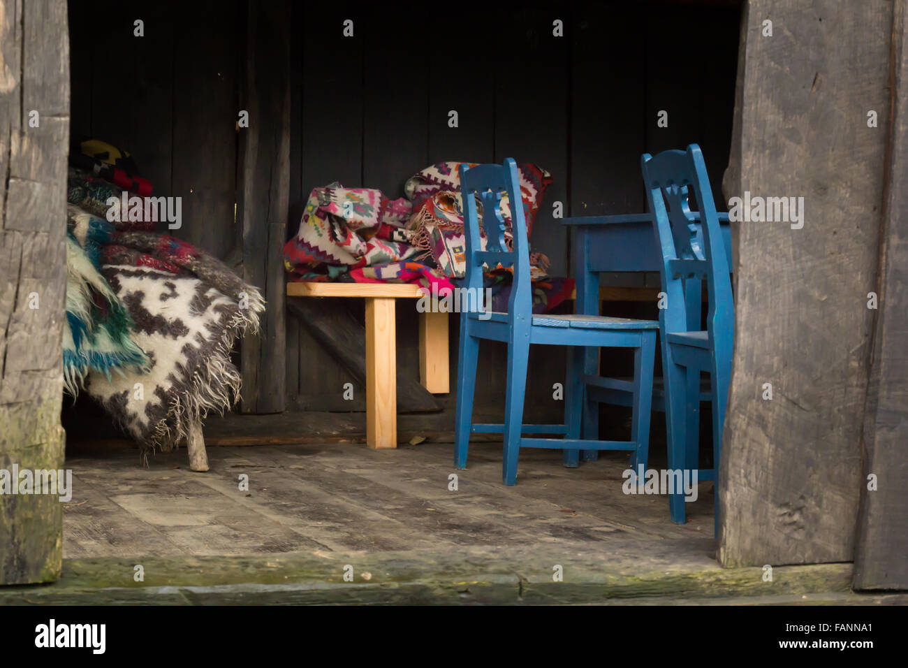 Grange avec des couvertures en laine et de chaises bleues Banque D'Images