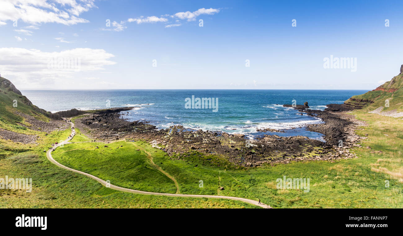 Vue grand angle de la Chaussée des géants sur la côte nord de l'Irlande. Emplacement touristique célèbre dans le monde entier. Banque D'Images