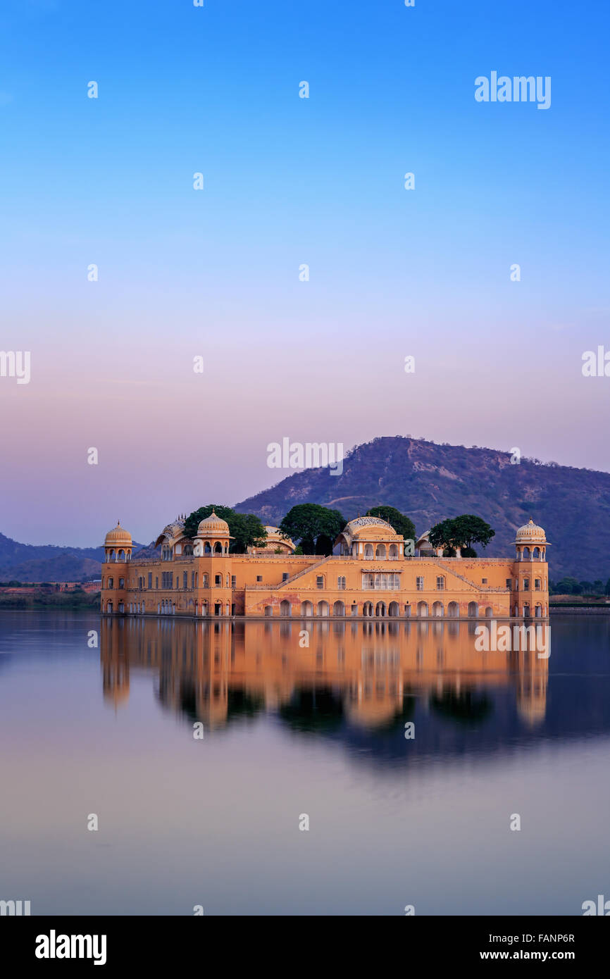 Palais de l'eau ou Jal Mahal au coucher du soleil, Jaipur, Rajasthan, Inde Banque D'Images