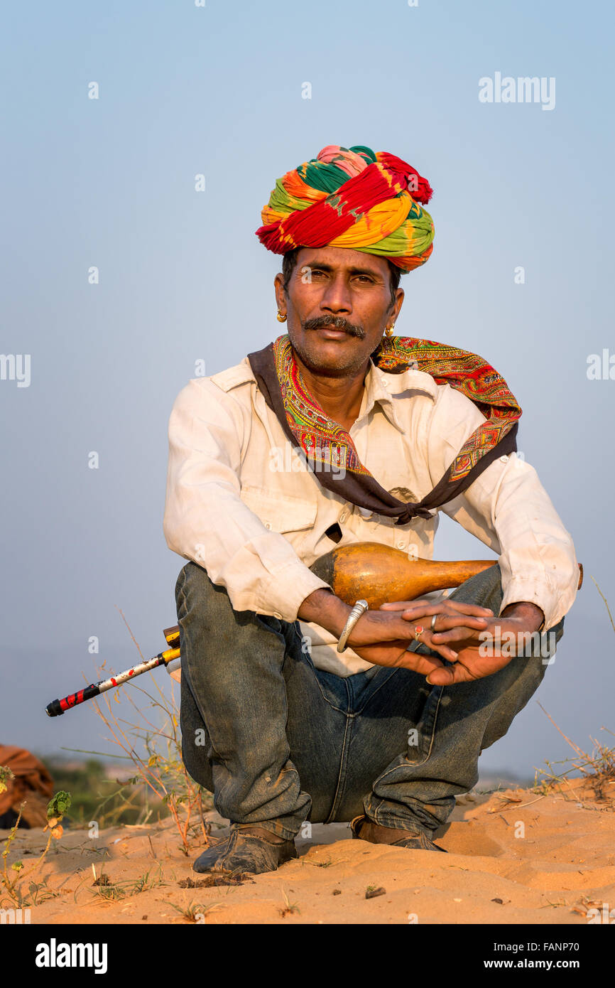 Charmeur de serpent indien avec turban Pushkar, Rajasthan, India Banque D'Images