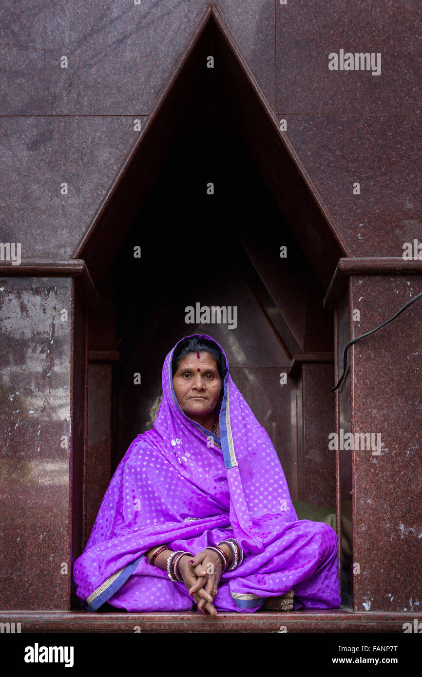 Femme âgée devant un temple, Pushkar, Rajasthan, India Banque D'Images