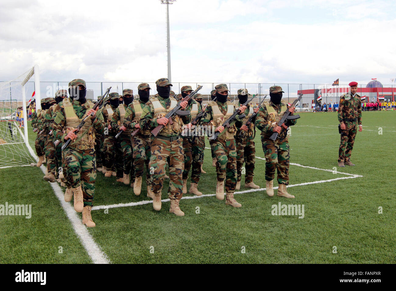 Kirkouk, Irak. 2 Jan, 2016. Les combattants des groupes paramilitaires chiites, connu sous le Shaabi Hashid, ou des mobilisations populaires sont examinées à la fin de leur période de formation à la lutte contre l'Etat islamique (militants) est dans un exercice de terrain à Kirkouk, en Irak, le 2 janvier 2016. Credit : Ako Zanagn/Xinhua/Alamy Live News Banque D'Images