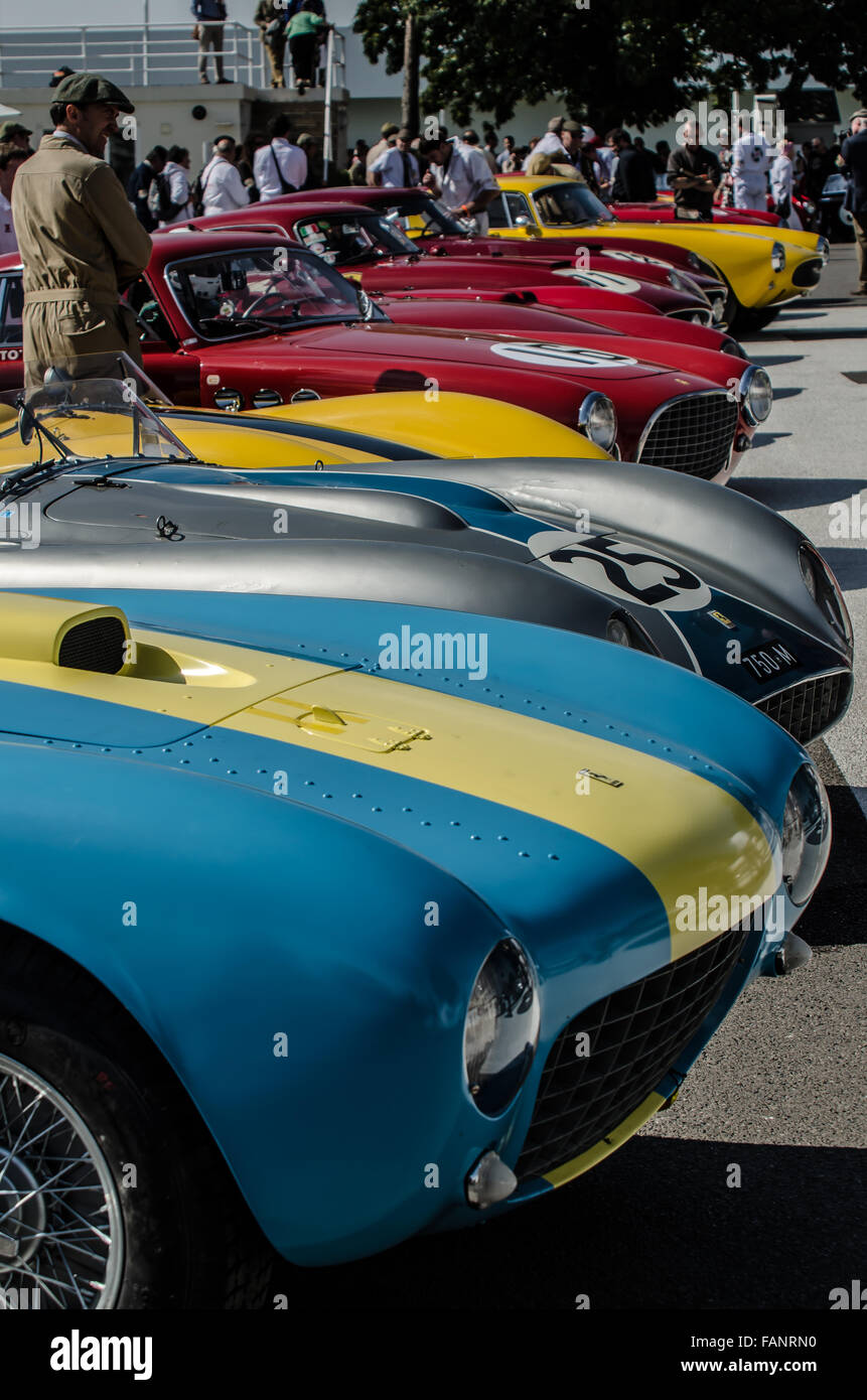 Le paddock au Goodwood Revival 2015 prêt pour la Lavant Cup - une course de Ferrari toutes les voitures des années 1950 Banque D'Images