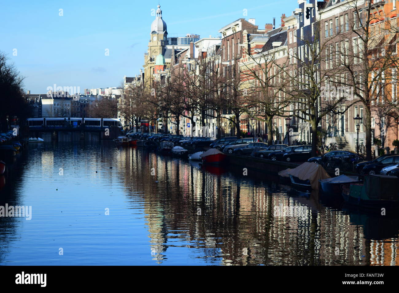 Une belle vue le long d'un canal à Amsterdam sur une claire, bleu skié journée ensoleillée. Banque D'Images