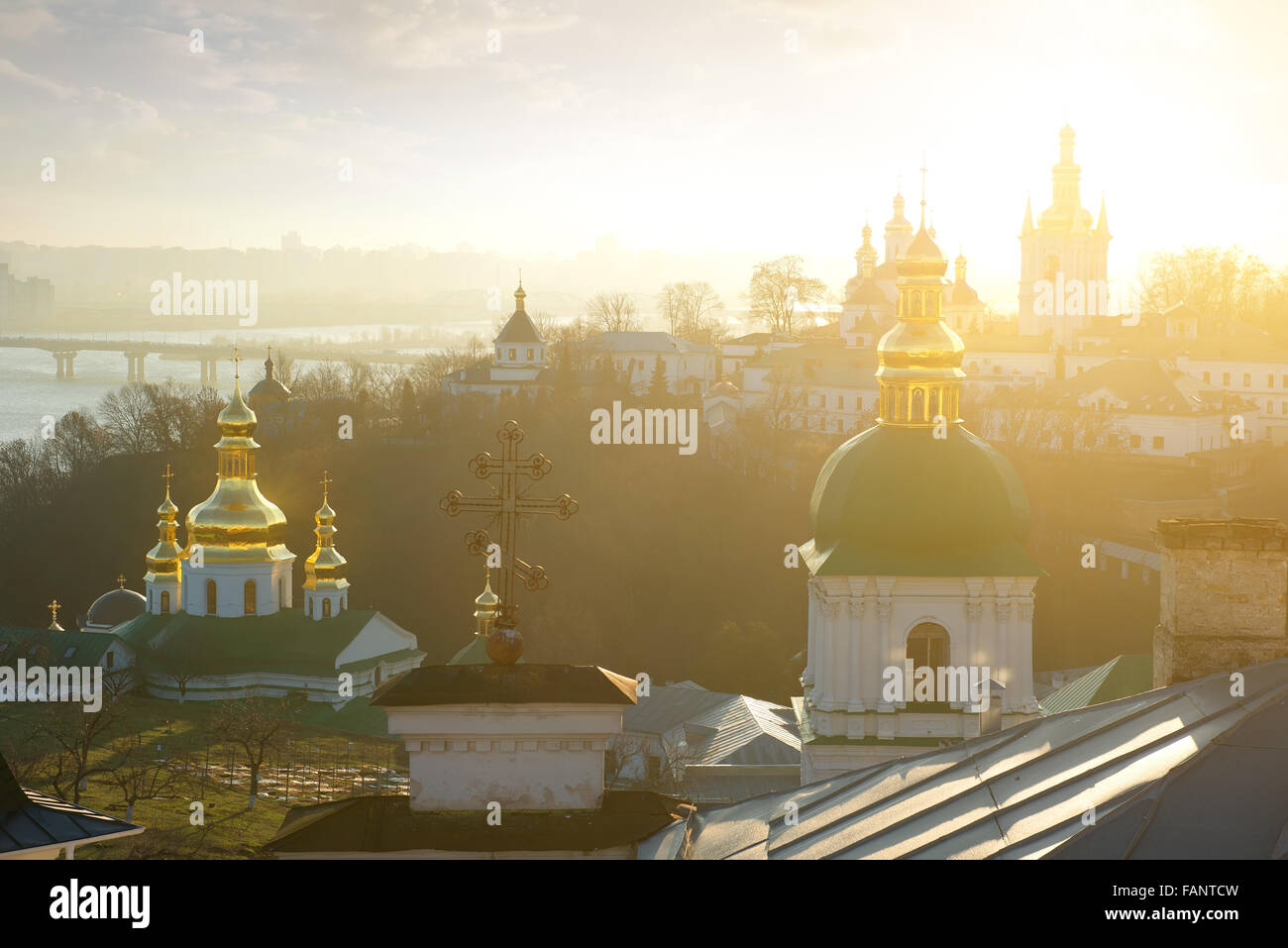 Églises dans Kyev-Pechersk Lavra en hiver matin Banque D'Images