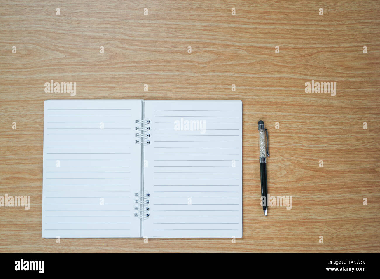 Ordinateur portable blanc et un stylo sur table en bois avec copyspace Banque D'Images