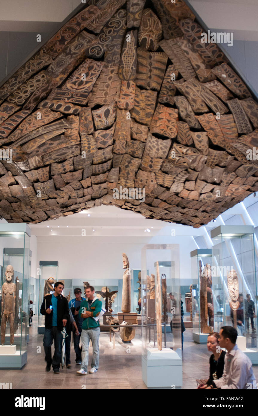 Metropolitan Museum of Art, New York, USA. Gallery 354, de la Mélanésie, une partie des Arts d'Afrique, d'Océanie et des Amériques. Les îles de l'océan Pacifique sur près de 1 800 cultures distinctes et des centaines de traditions artistiques dans une zone qui couvre plus d'un tiers de la surface de la Terre. Les galeries d'art océanien sont répartis géographiquement en sections : la Polynésie et la Micronésie (Galerie 353) ; la Mélanésie (subdivisé en deux domaines : Nouvelle Guinée et les îles de la Mélanésie) et l'Australie (cette galerie), et Asie du sud-est de l'île (Galerie 355). Banque D'Images