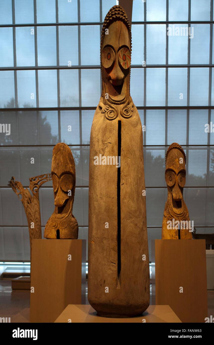 Slit Gong (Atingting Kon), du milieu à la fin des années 60. au Metropolitan Museum of Art, New York, USA. Les gongs de fente de nort Banque D'Images
