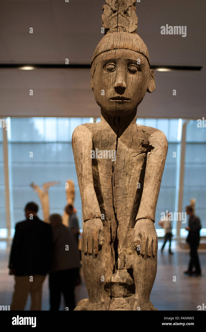 Figure Hampatong dans au Metropolitan Museum of Art Museum, New York, USA. Afin d'honorer les morts et de protéger la vie, l'Ngadj Banque D'Images