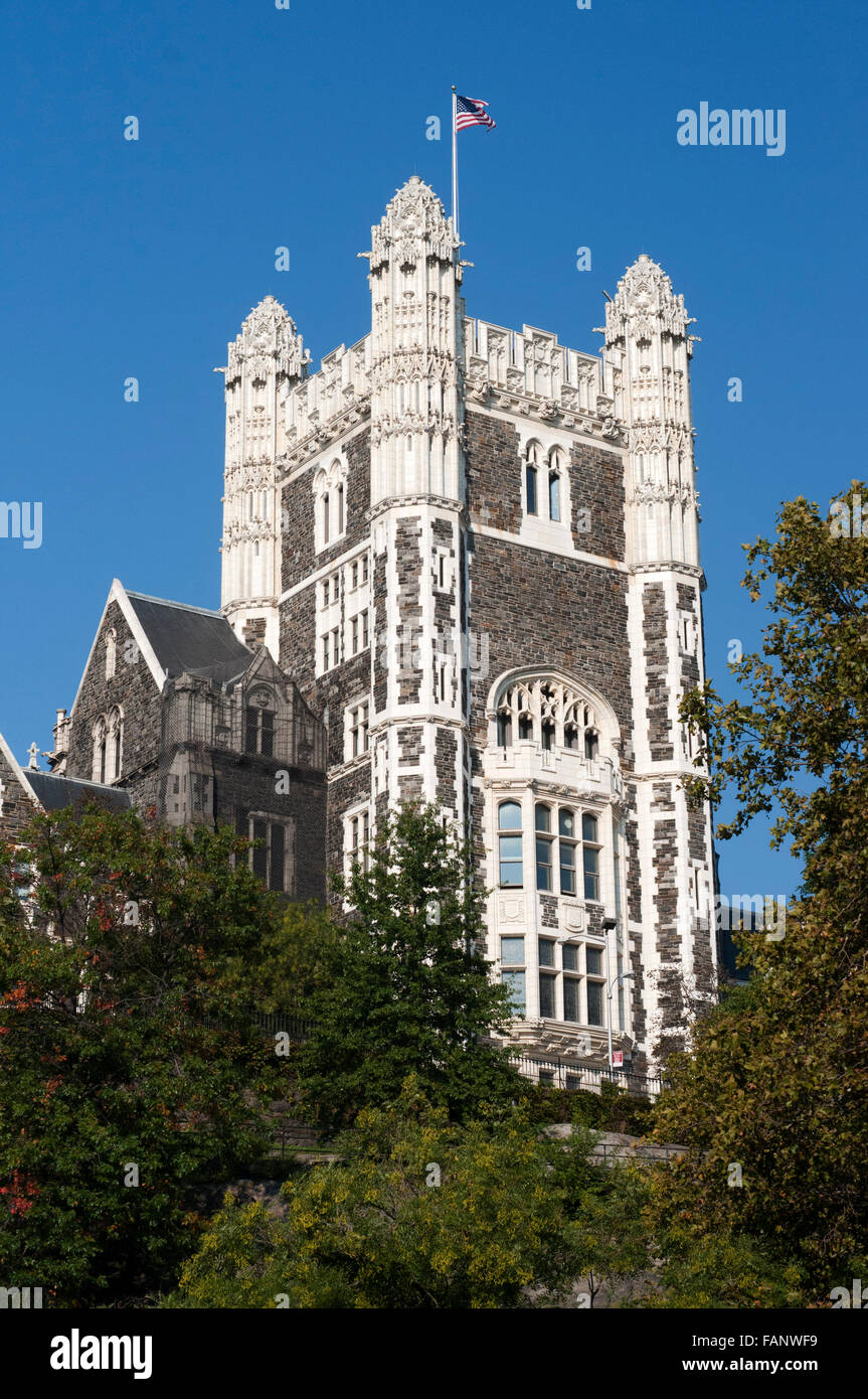 NEW YORK, City College de New York. 160 Avenue du couvent. Téléphone 212-650-7000. Cette école qui ressemble à un château impérial a été construit entre 1903 et 1907 avec l'idée d'offrir une éducation gratuite à ceux qui sont sans ressources. Là, il a étudié le génie chimique le célèbre scientifique Andrew Grove, comme Colin Power, qui était chef de l'Etat de l'ère Bush, il a étudié la géologie. En ce moment à étudier ici n'est pas libre mais est subventionné et est l'un des meilleurs endroits de la ville. Comme ils le disent eux-mêmes est le 'American Dream maker.' Banque D'Images