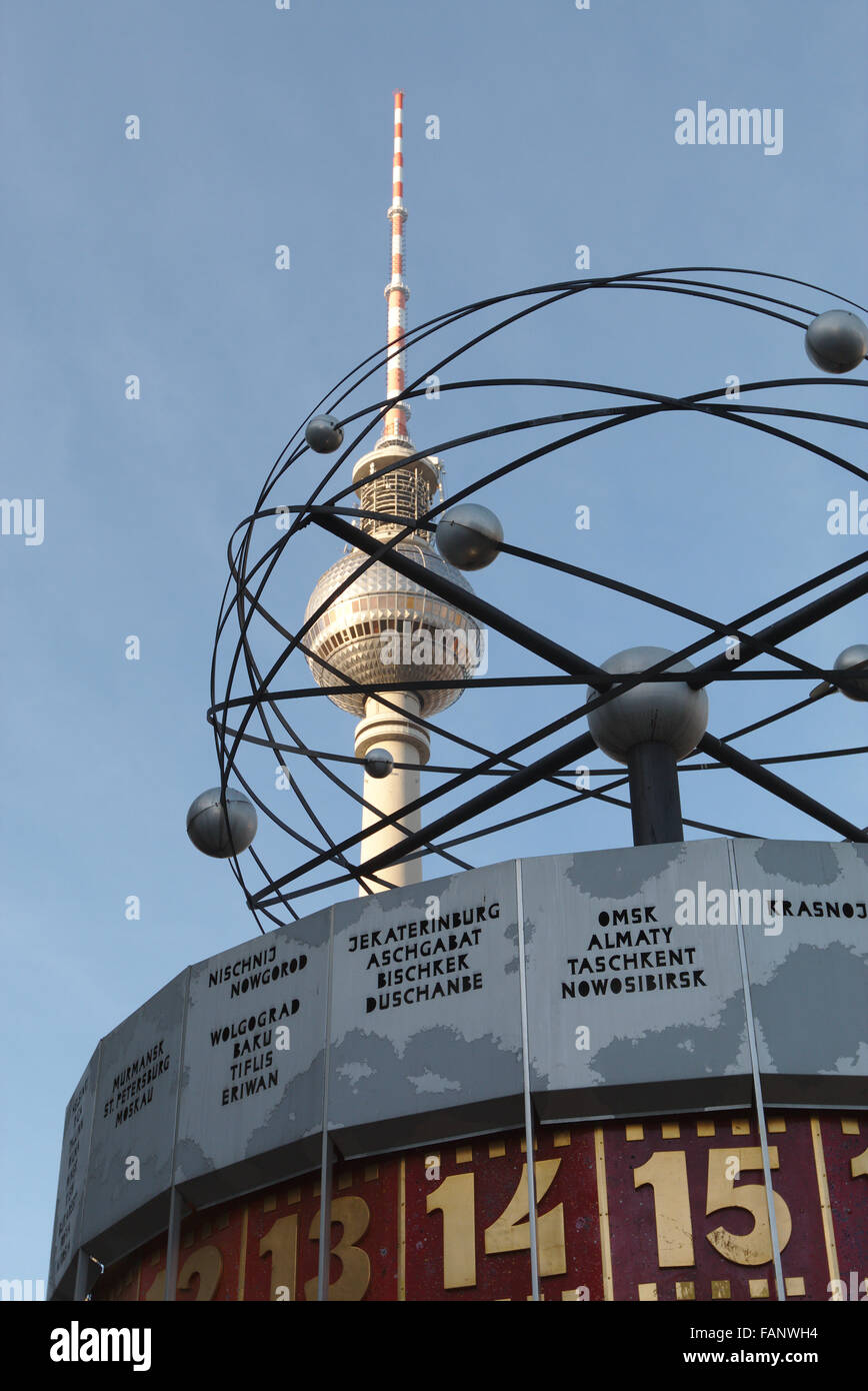 Le temps du monde réveil à l'Alexanderplatz, Berlin, avec la tour de télévision à l'arrière-plan Banque D'Images