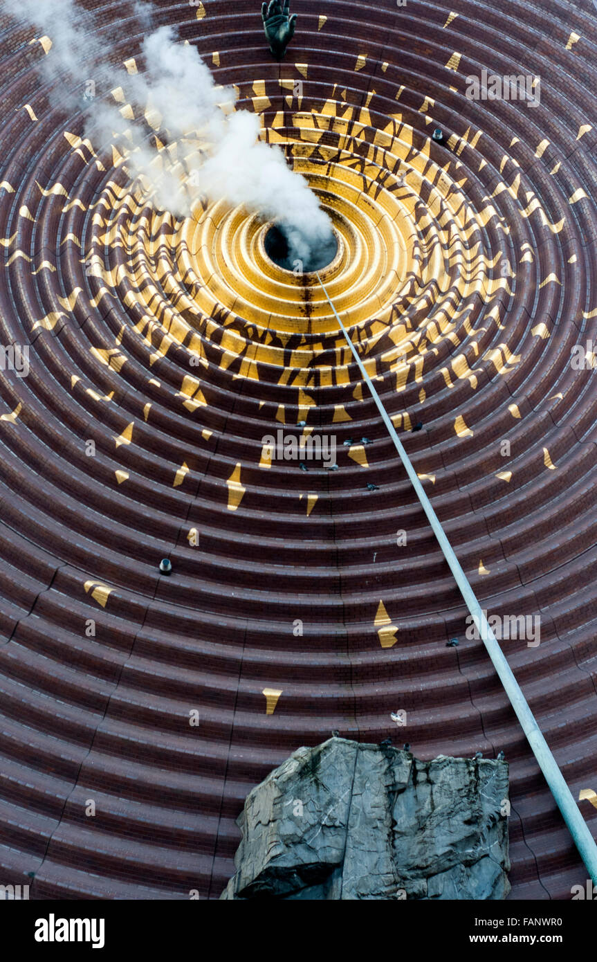 Métronome est une grande installation d'art public situé le long de l'extrémité sud d'Union Square à New York. La main et la fumée, le métronome, mur d'art à 1 Union Square Sud par Kristen Jones et Andrew Ginzel, Manhattan, New York City, États-Unis Banque D'Images