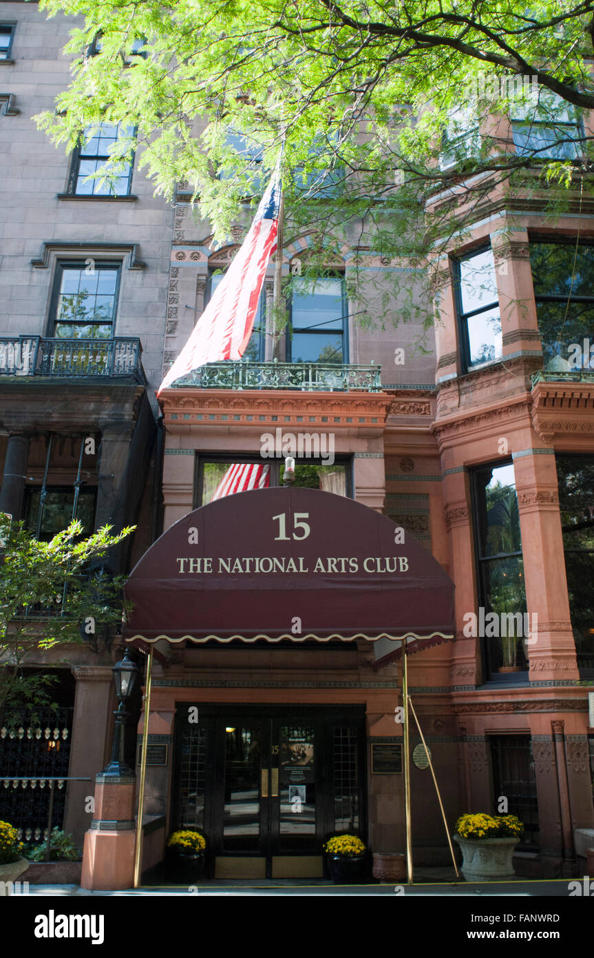 Un drapeau flotte à l'extérieur du National Arts Club à Gramercy Park, New York City Banque D'Images