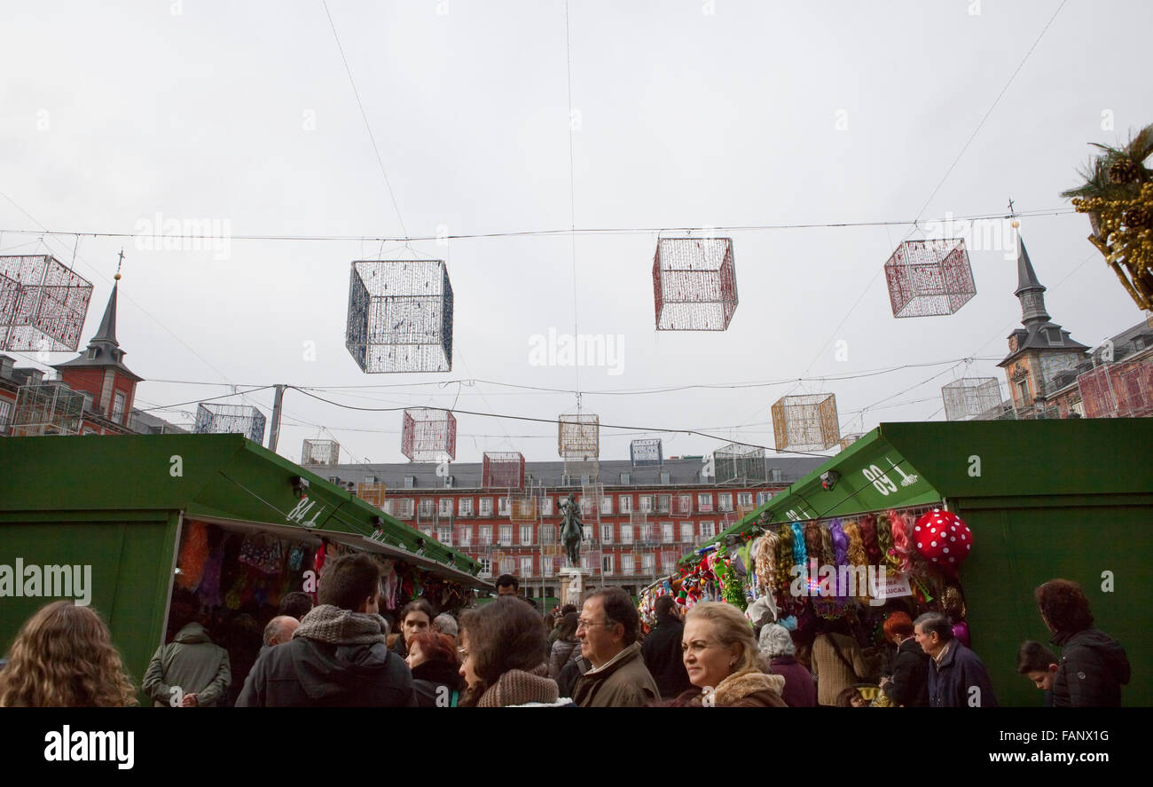 MADRID, ESPAGNE - 07 décembre : Les gens achètent des cadeaux de Noël dans les étals de marché sur la Plaza Mayor, décembre 07, 2015 Banque D'Images