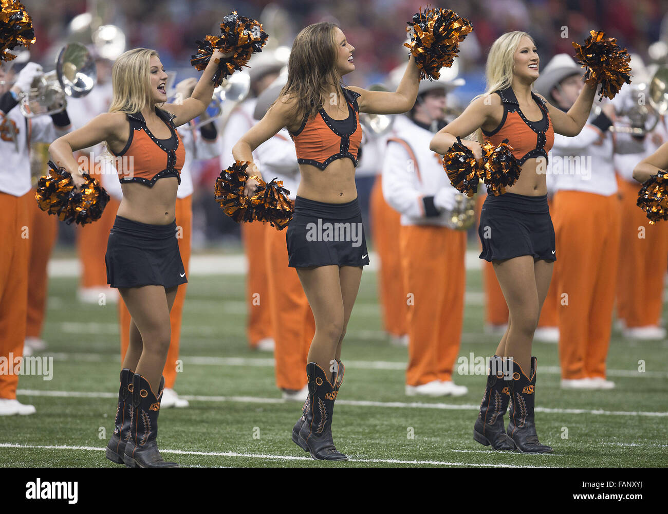 La Nouvelle-Orléans, Louisiane, Etats-Unis. 06Th Jan, 2016. Les membres de l'équipe de danse de l'Oklahoma au cours de NCAA Football action de jeu entre l'Oklahoma State Cowboys et de l'école Mlle rebelles à Mercedes-Benz Superdome à La Nouvelle-Orléans, Louisiane. Mlle Ole battu Oklahoma State 48-20. John Mersits/CSM/Alamy Live News Banque D'Images