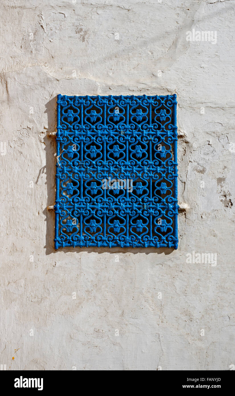 Fenêtre fer bleu traditionnel sur un mur blanc de la Kasbah de l'Udayas à Rabat, Maroc. Banque D'Images