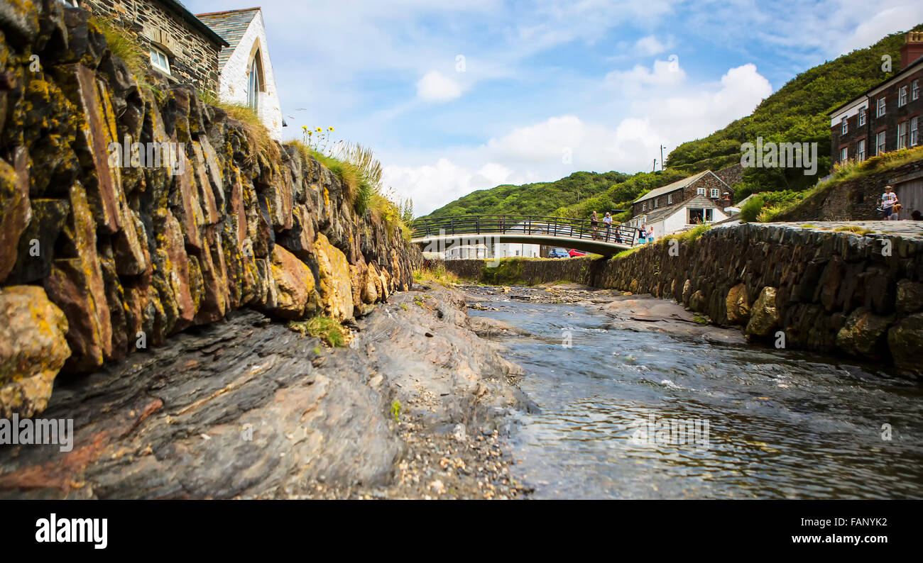 Nouveau pont sur la rivière Valency à Boscastle, Cornwall Banque D'Images