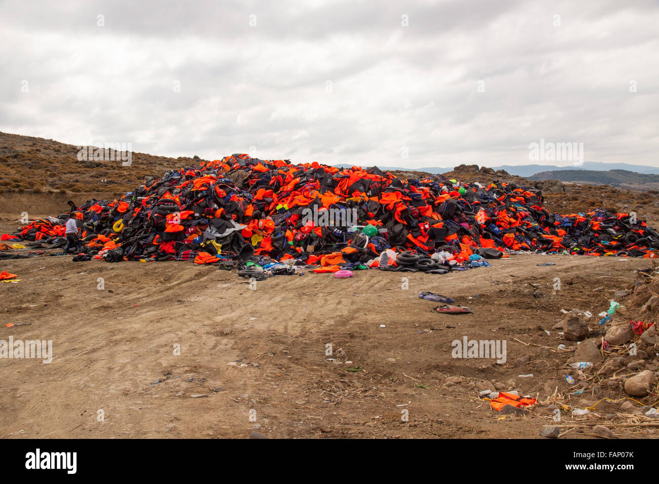 Nettoyage des gilets jetés après l'arrivée des réfugiés demandeurs d'asile et des immigrants sur l'île de Lesbos en Grèce par les bateaux gonflables Banque D'Images
