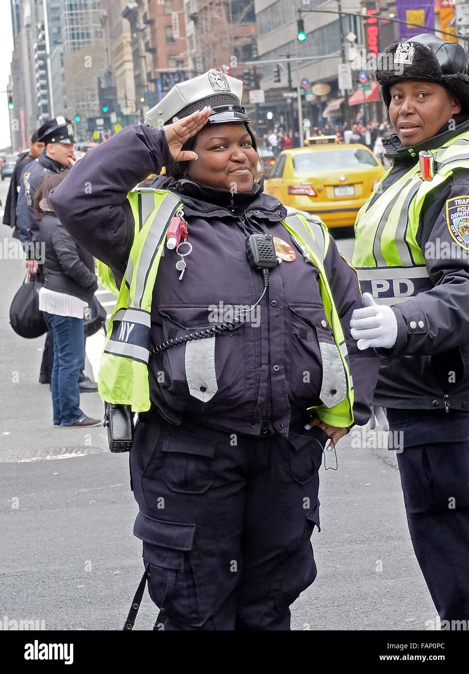 A New York City Police Department police trafic salue cette espièglerie photographe à Midtown Manhattan près de Macy's Banque D'Images