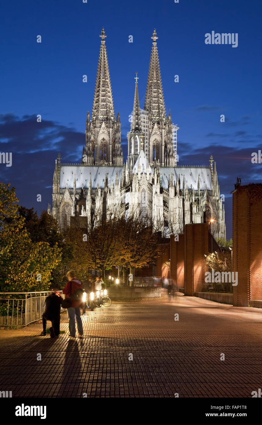 La cathédrale de Cologne (Hohe Domkirche St. Petrus) au crépuscule, Cologne, Rhénanie du Nord-Westphalie, Allemagne Banque D'Images