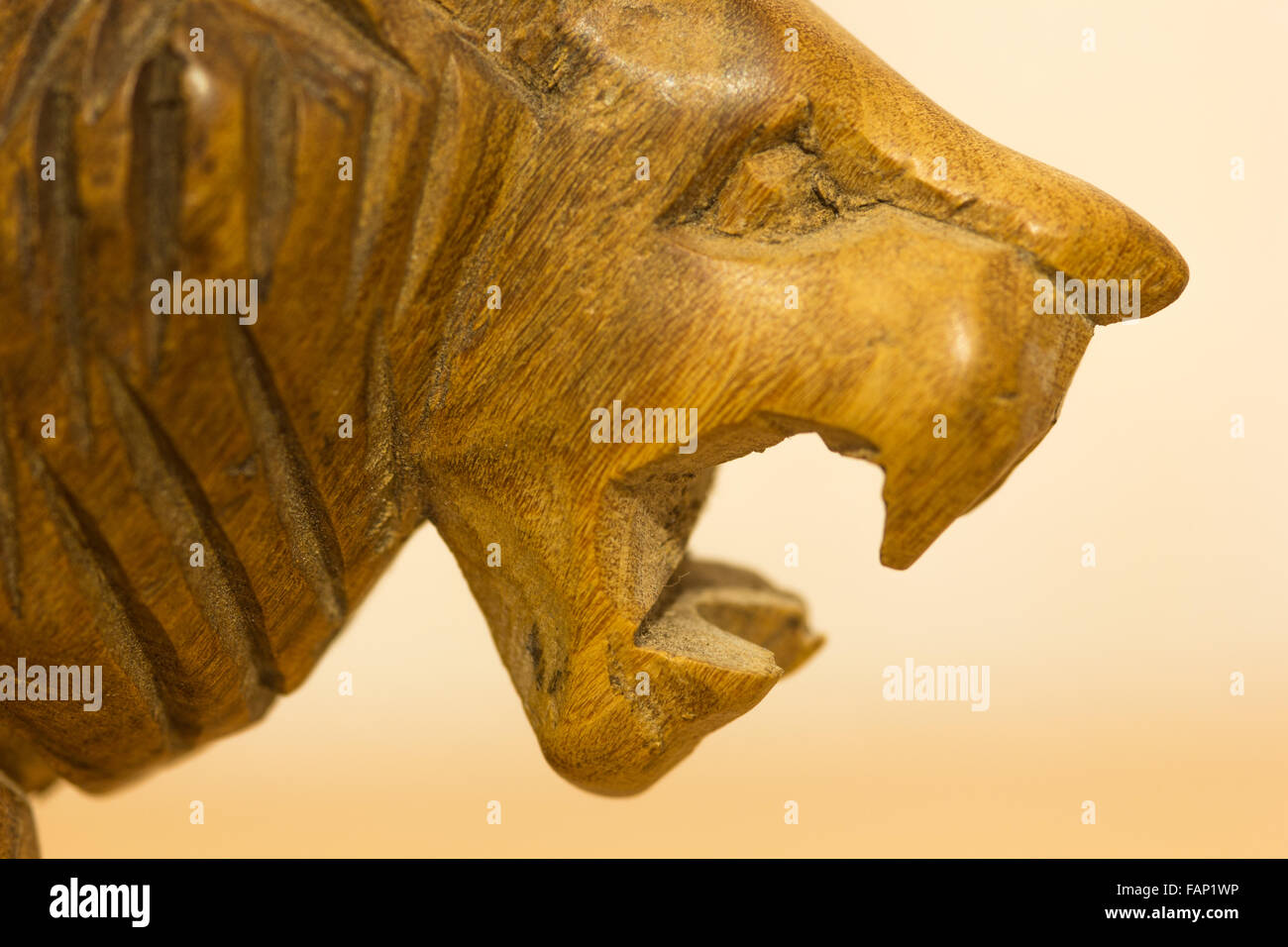 Lion sculpté en bois Banque D'Images