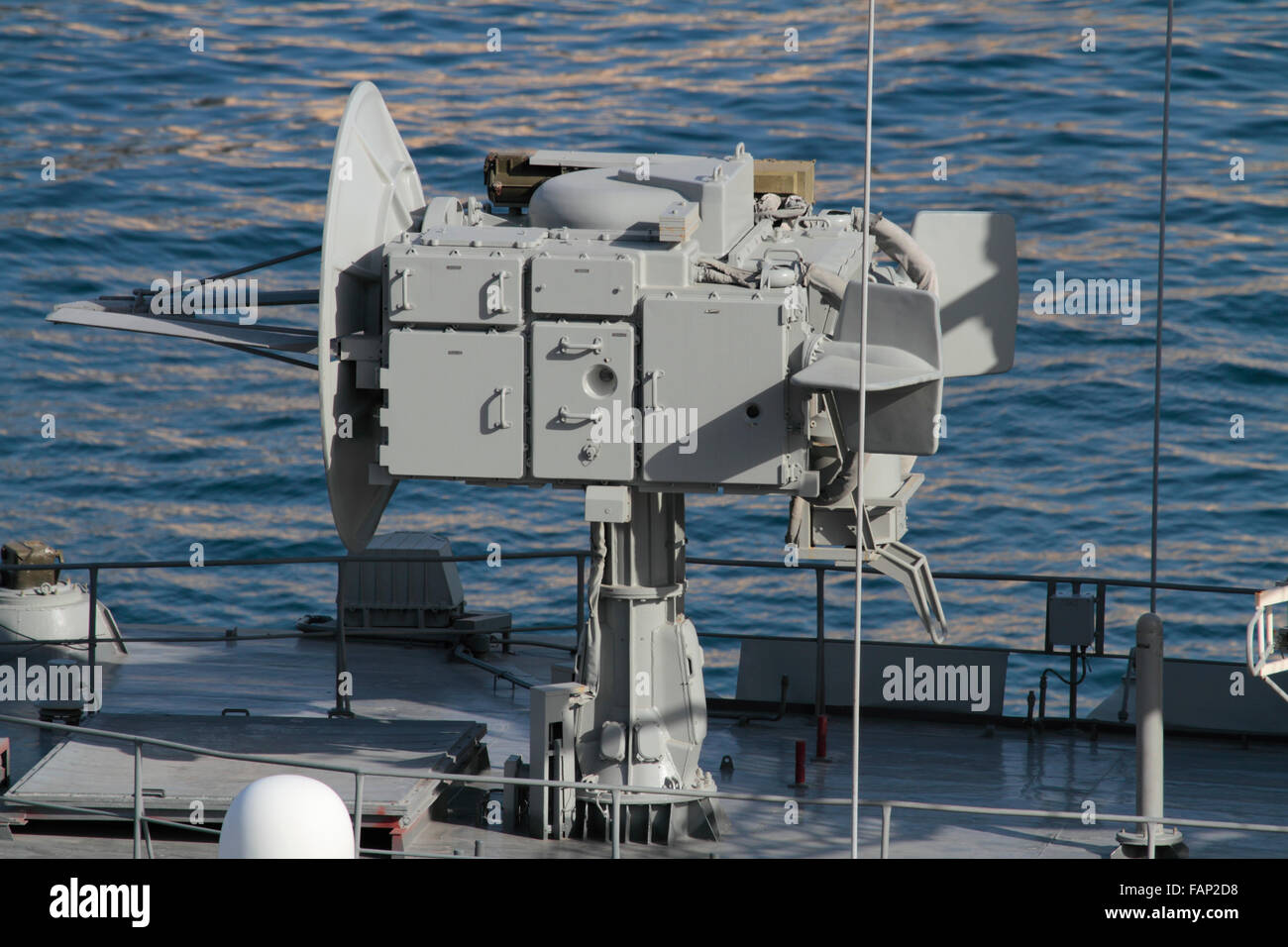 Le petit cerf-volant radar de suivi cible à bord de la frégate de la marine russe Yaroslav Mudry Banque D'Images