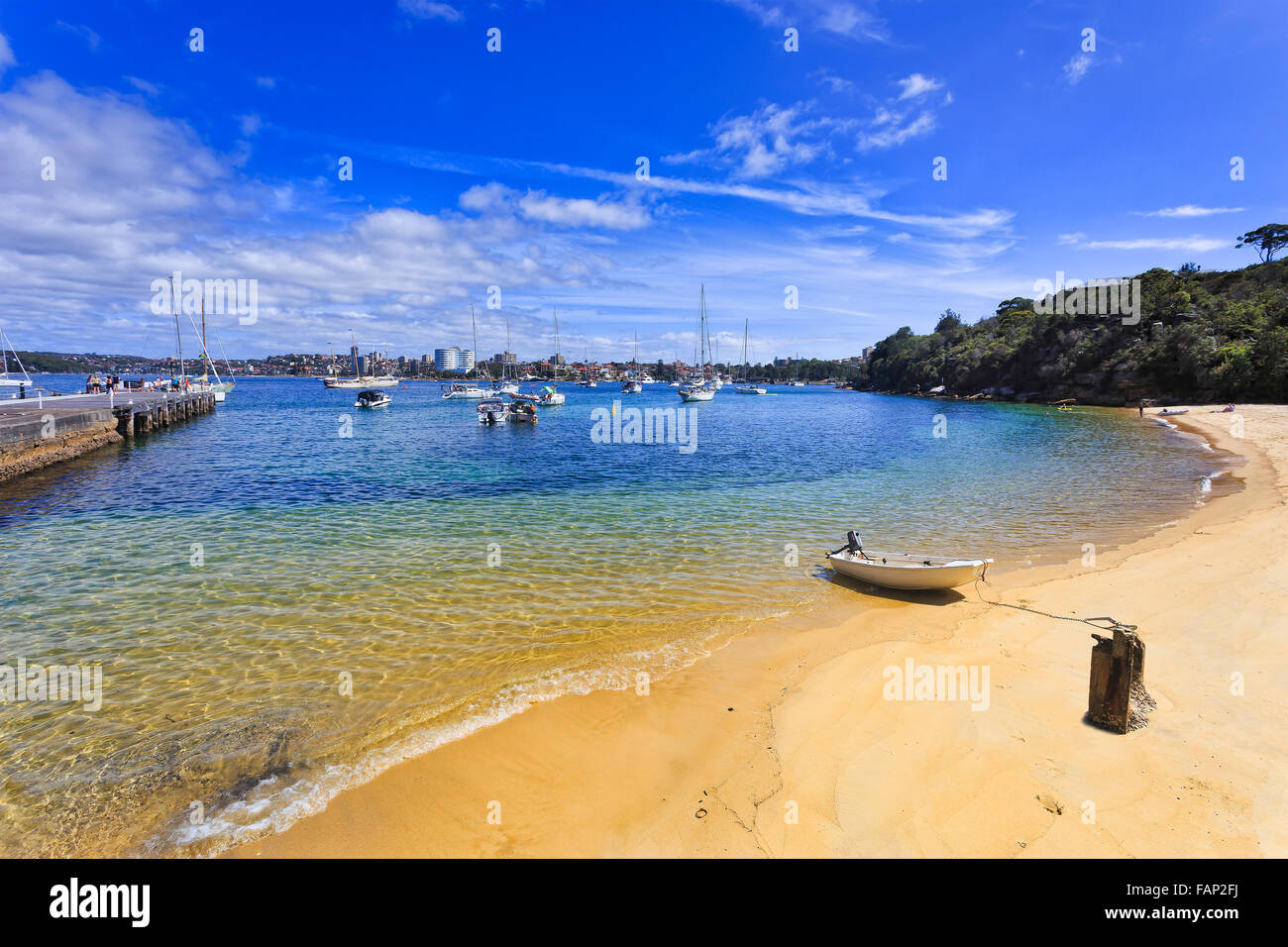 Plage de sable immaculé propre de station de quarantaine à Sydney sur une journée ensoleillée d'été avec l'eau transparente de port et pi en bois Banque D'Images