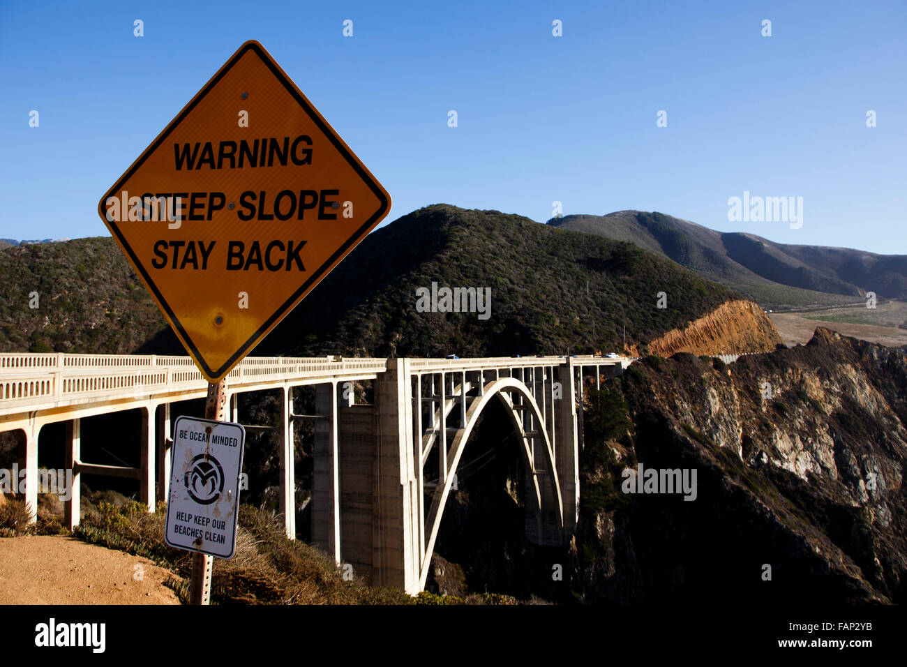 Un panneau d'avertissement donnant sur Bixby Bridge, Big Sur, Autoroute de la côte Pacifique, en Californie Banque D'Images