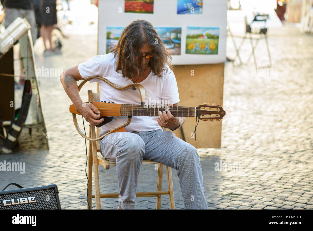 Rome, Italie - 22 août 2015 : la célèbre Place Navona un artiste de rue man playing guitar Banque D'Images