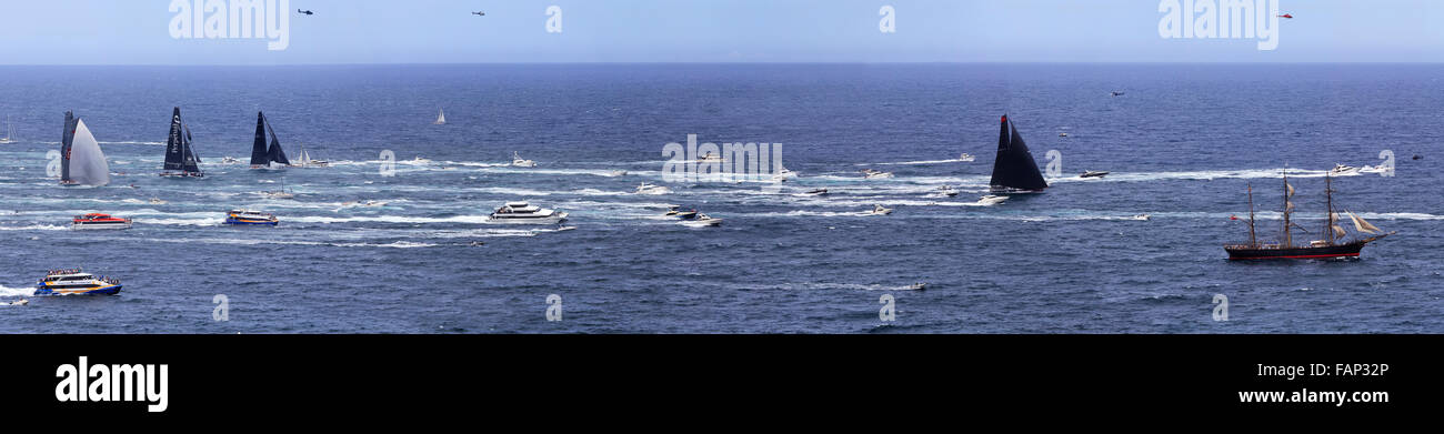SYDNEY, AUSTRALIE - Décembre 26,2015 : Bateaux à moteur Voiliers suivi dans la 71th Sydney to Hobart yacht race. Avant Leader Banque D'Images