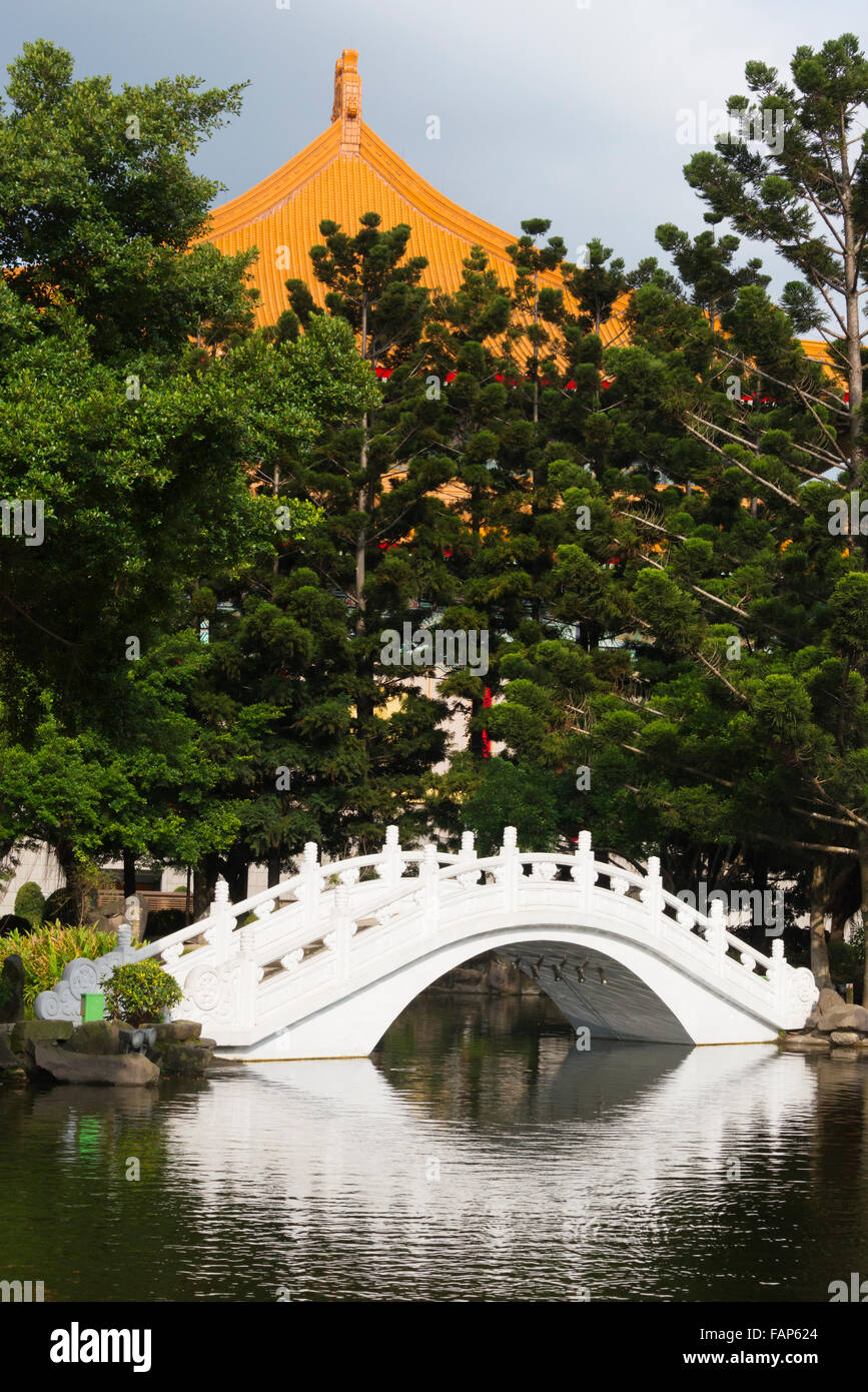 Bridge et Théâtre National sur la place de la Liberté (également la place de la Liberté) jardin, Taipei, Taiwan Banque D'Images