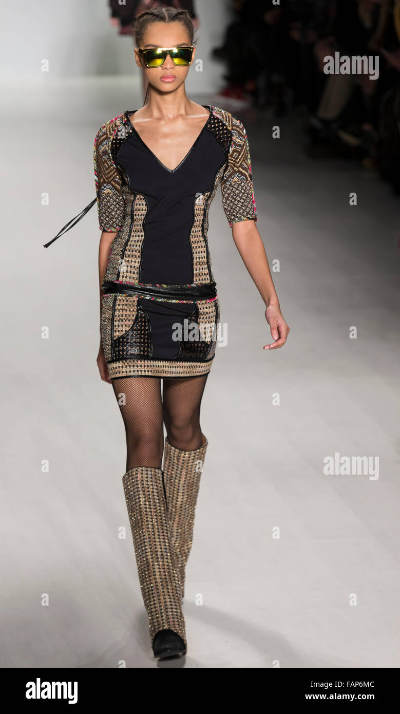NEW YORK, NY - 15 février 2015 : Samantha Archibald promenades la piste à la Custo Barcelona show à F/W 2015 Fashion Week de NEW YORK Banque D'Images