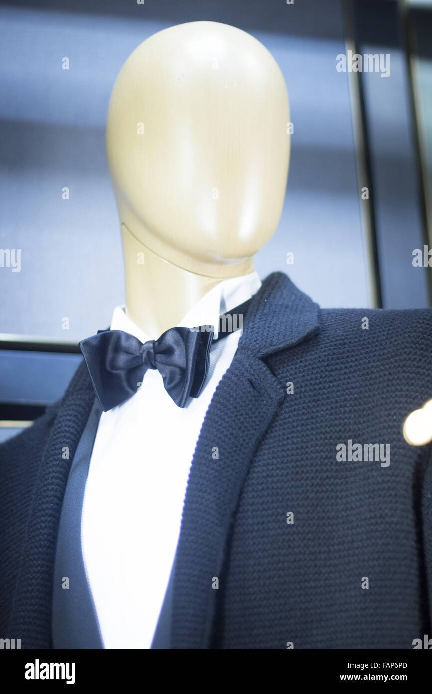 Mâle homme boutique de mode mannequin mannequin en vitrine dans la boutique  magasin chemise et noeud papillon photo Photo Stock - Alamy